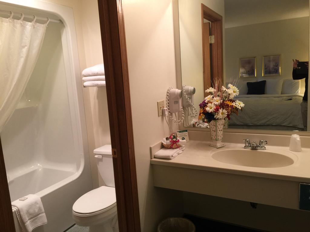 Americas Best Value Inn & Suites - Bluffton Экстерьер фото