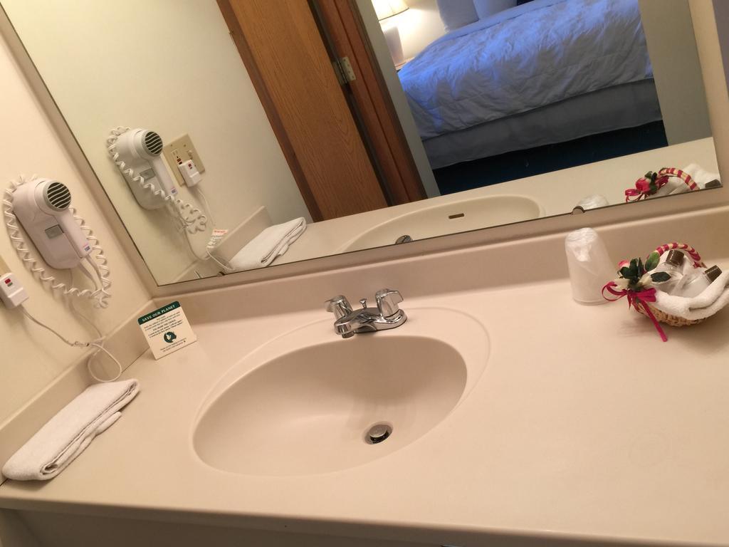 Americas Best Value Inn & Suites - Bluffton Номер фото