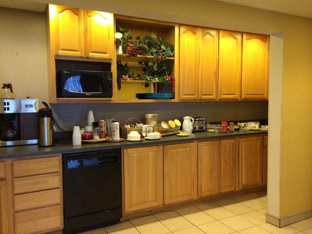 Americas Best Value Inn & Suites - Bluffton Экстерьер фото