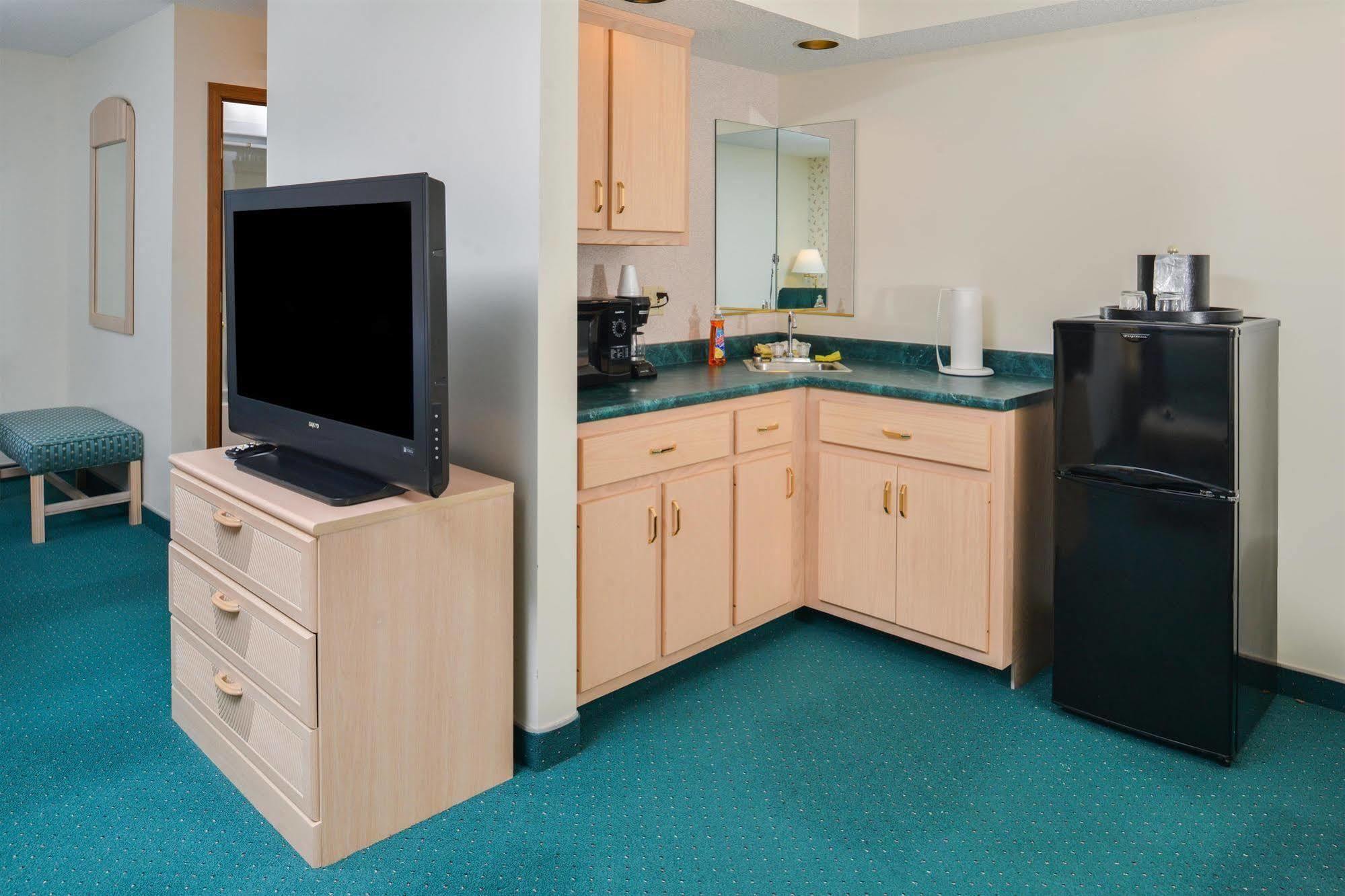 Americas Best Value Inn & Suites - Bluffton Экстерьер фото